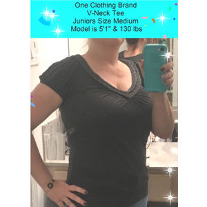 ⚜️ NWT Jrs Charcoal V-Neck Tee (SIZE: Med)